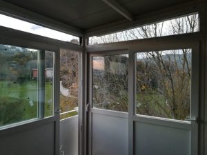 Chiusura di una veranda con scorrevoli in PVC. ICRA SL70